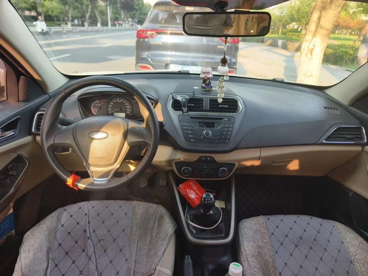 Ford Escort 2017 1.5L Manual Comfort Model — миниатюра 9
