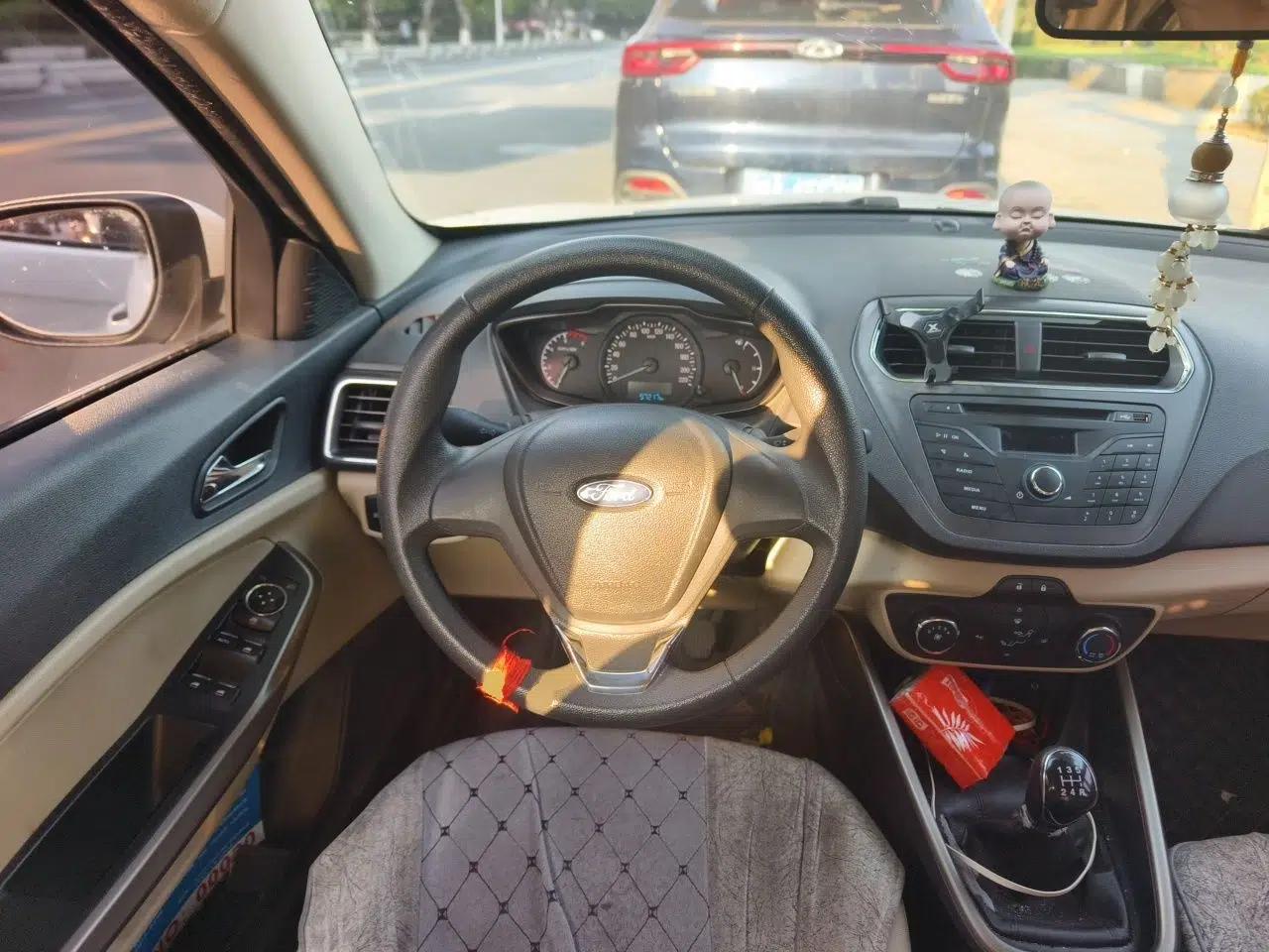 Ford Escort 2017 1.5L Manual Comfort Model — миниатюра 10