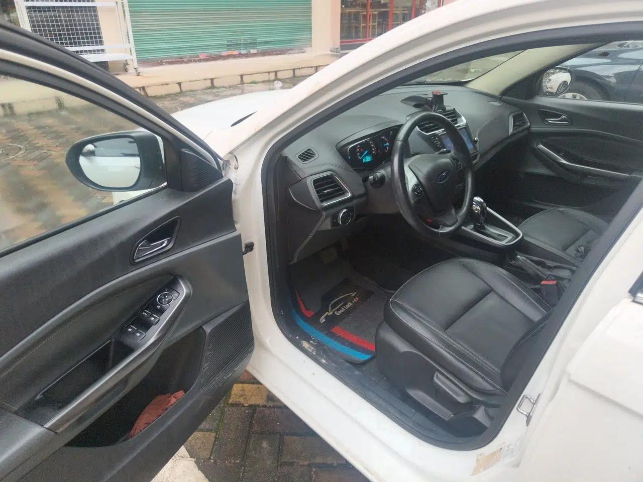 Ford Escort 2015 1.5L Automatic Fashion Model — миниатюра 16