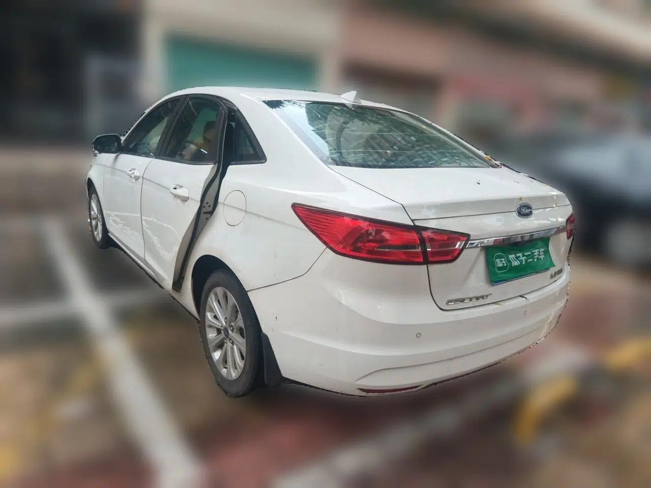 Ford Escort 2015 1.5L Automatic Fashion Model — миниатюра 4