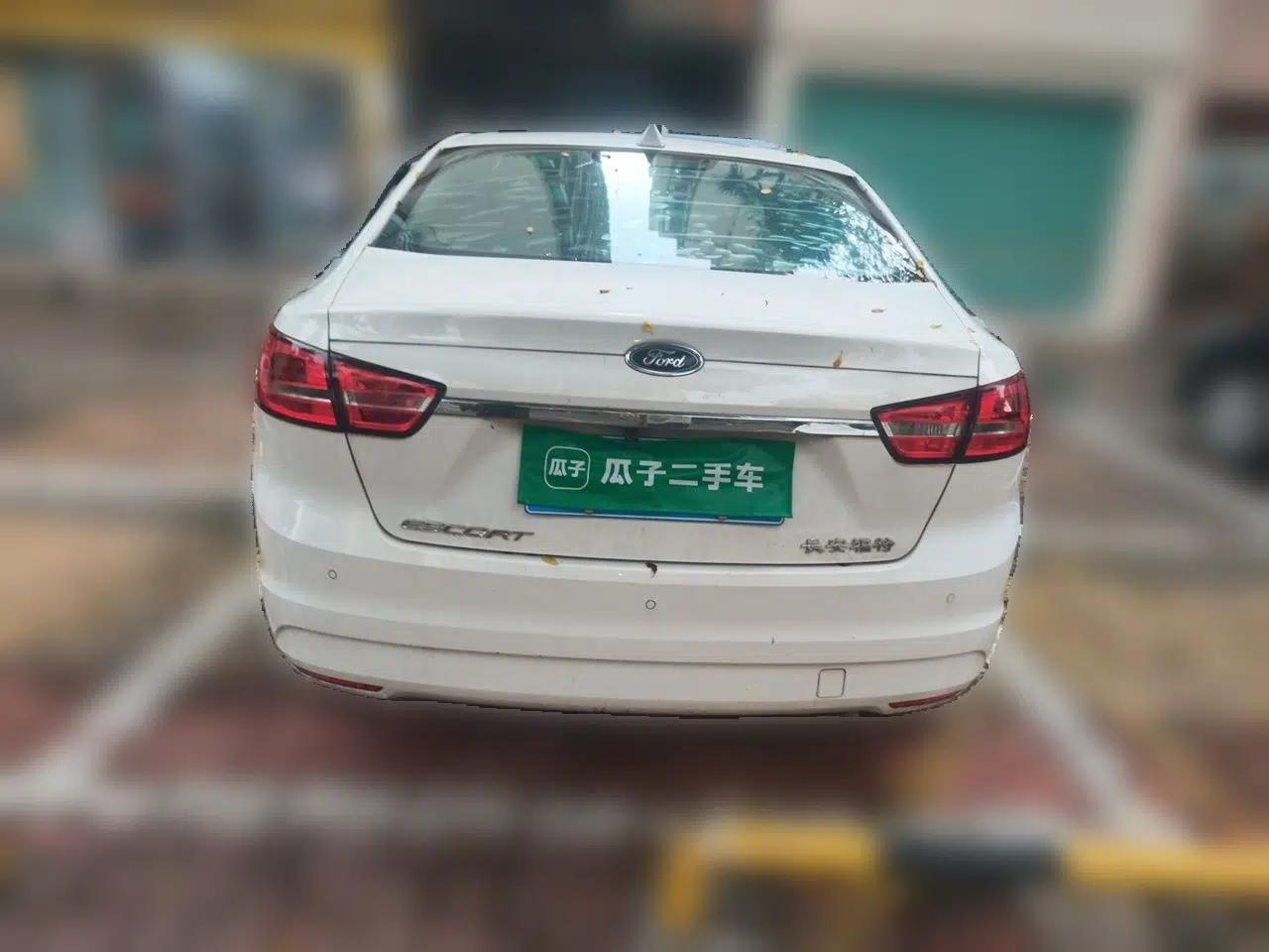 Ford Escort 2015 1.5L Automatic Fashion Model — миниатюра 5