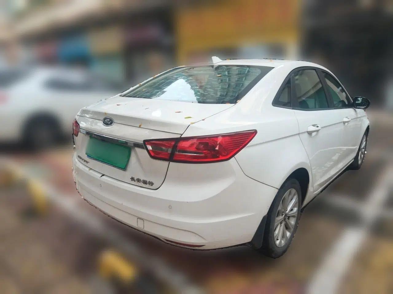 Ford Escort 2015 1.5L Automatic Fashion Model — миниатюра 6