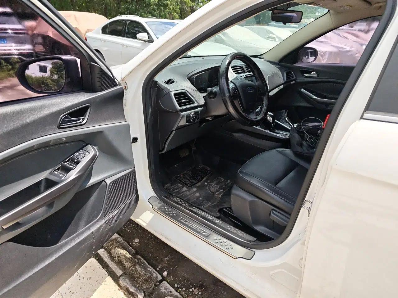 Ford Escort 2015 1.5L Automatic Fashion Model — миниатюра 16