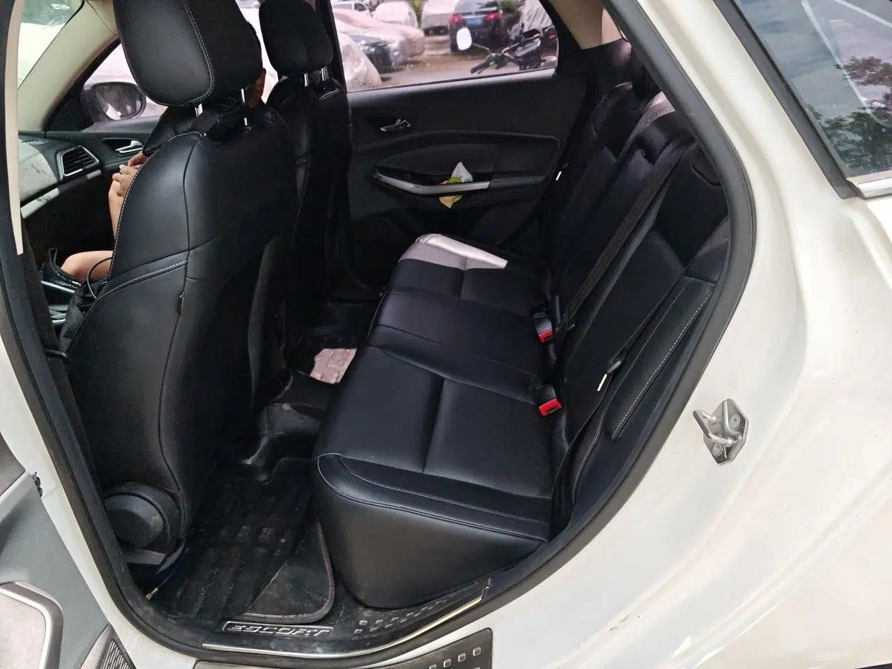 Ford Escort 2015 1.5L Automatic Fashion Model — миниатюра 17