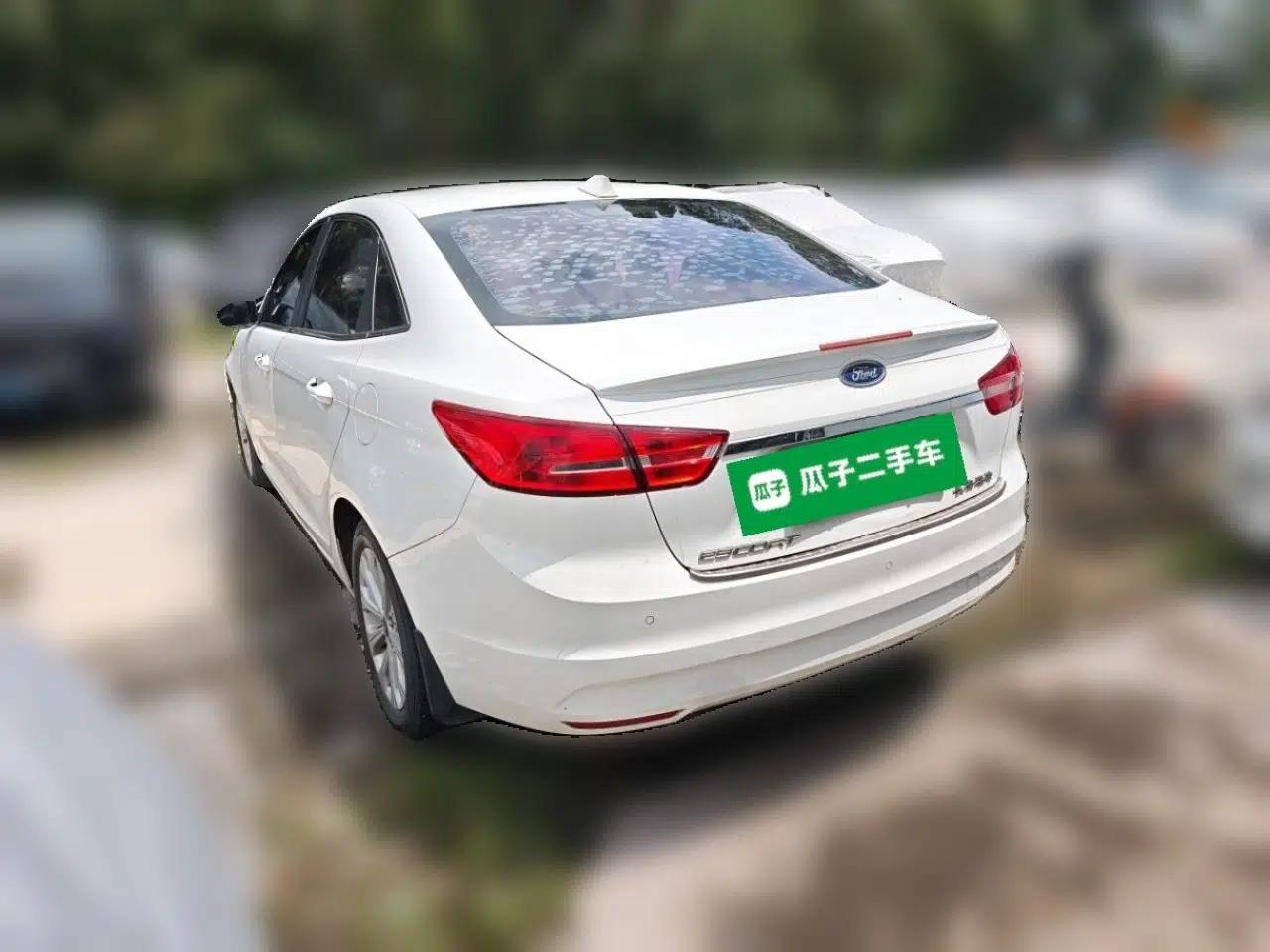 Ford Escort 2015 1.5L Automatic Fashion Model — миниатюра 4