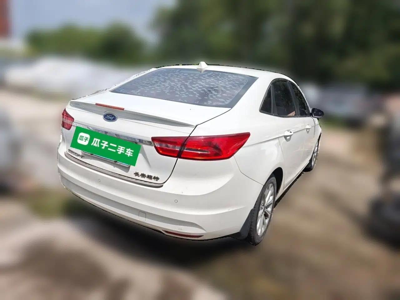 Ford Escort 2015 1.5L Automatic Fashion Model — миниатюра 6
