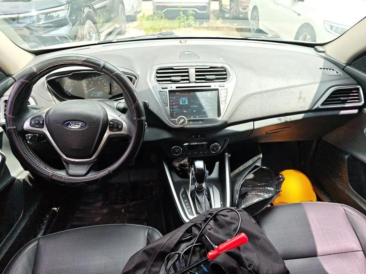 Ford Escort 2015 1.5L Automatic Fashion Model — миниатюра 9