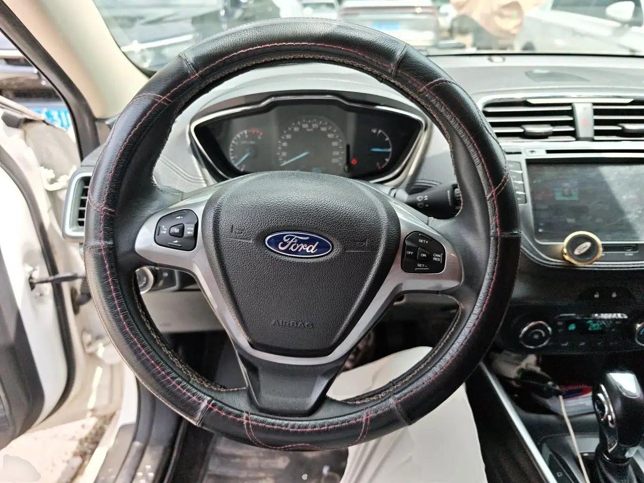 Ford Escort 2015 1.5L Automatic Fashion Model — миниатюра 10