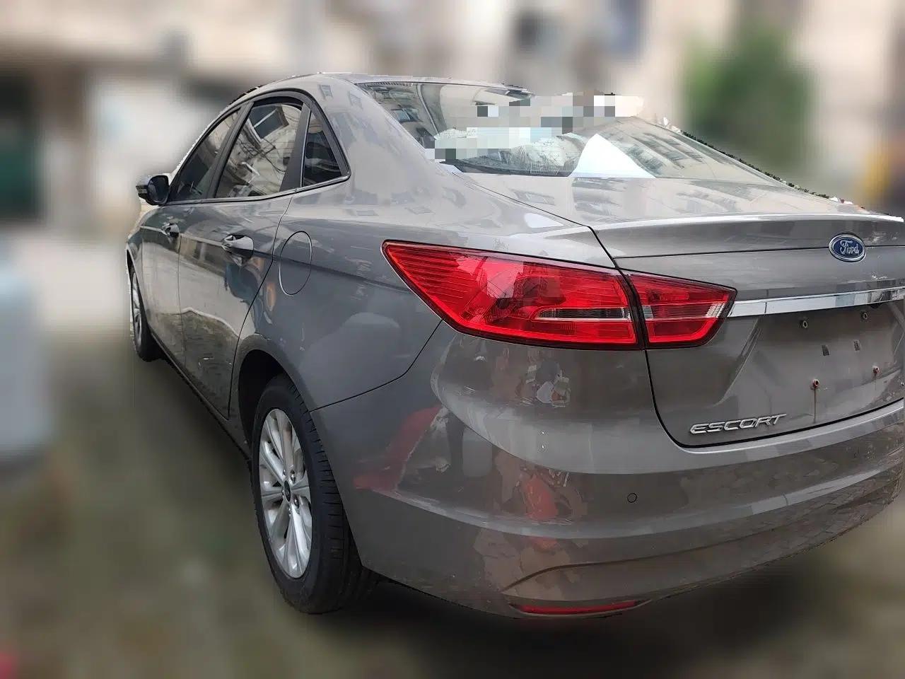 Ford Escort 2015 1.5L Automatic Fashion Model — миниатюра 4