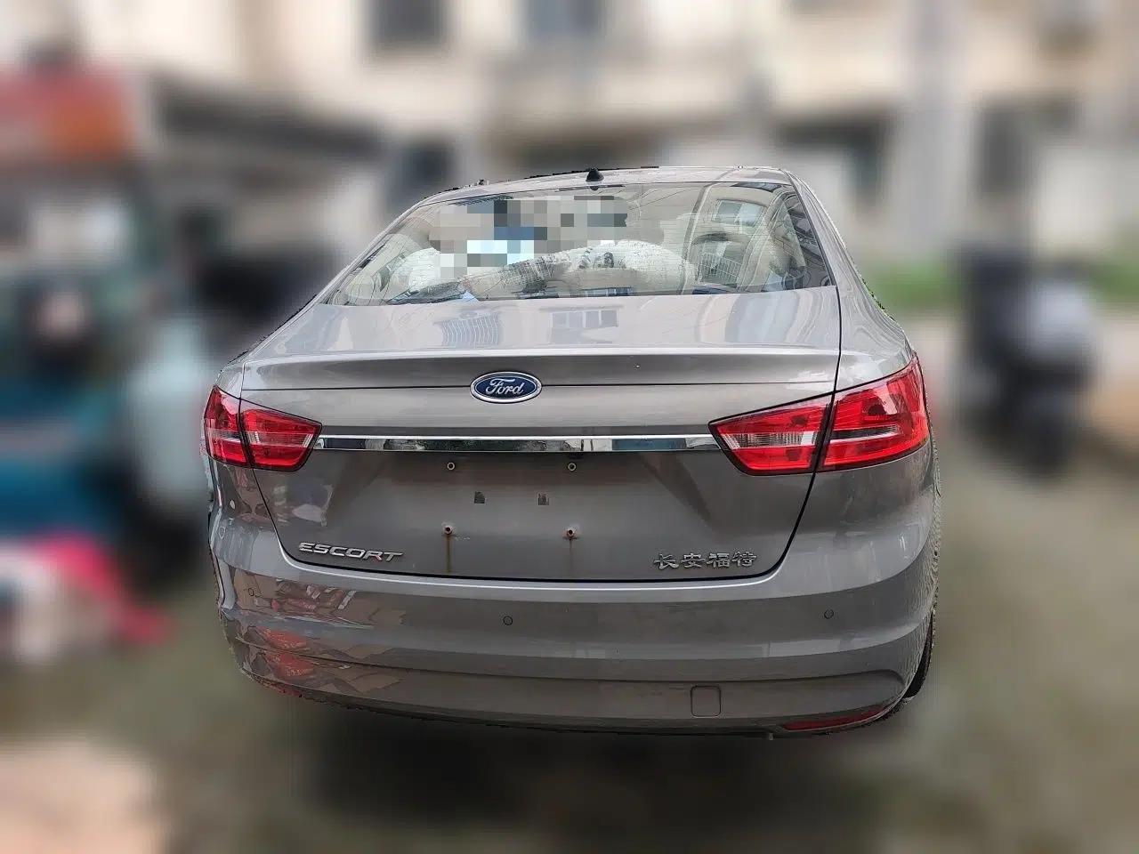 Ford Escort 2015 1.5L Automatic Fashion Model — миниатюра 5