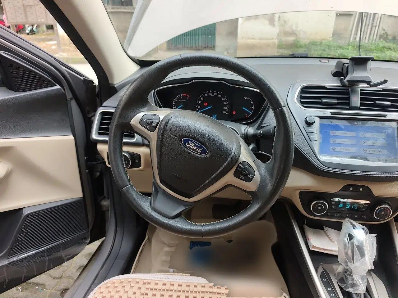 Ford Escort 2015 1.5L Automatic Fashion Model — миниатюра 10