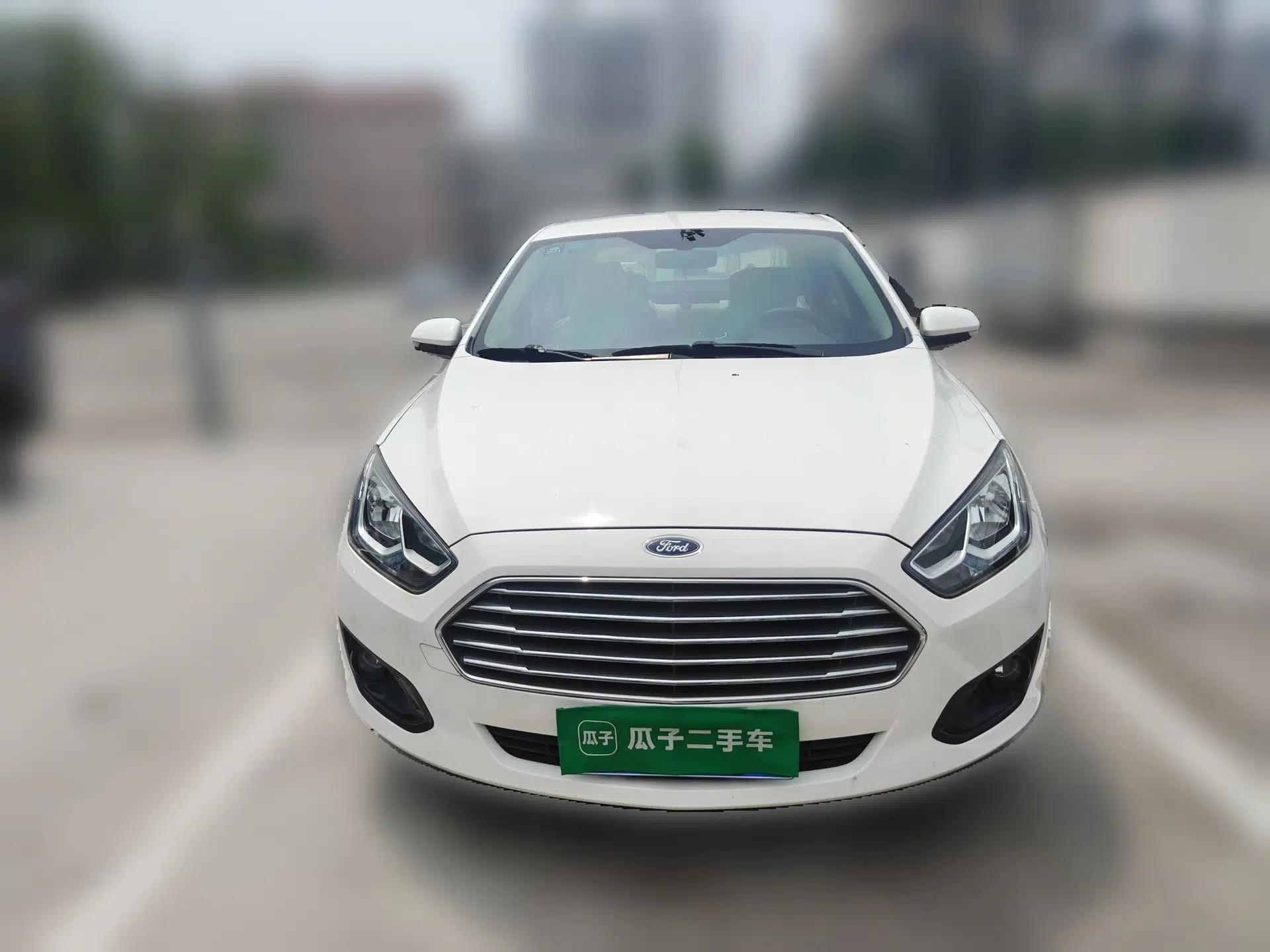 Ford Escort 2015 1.5L Manual Comfort Model — миниатюра 2