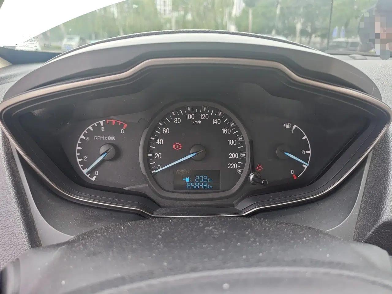 Ford Escort 2015 1.5L Manual Comfort Model — миниатюра 11