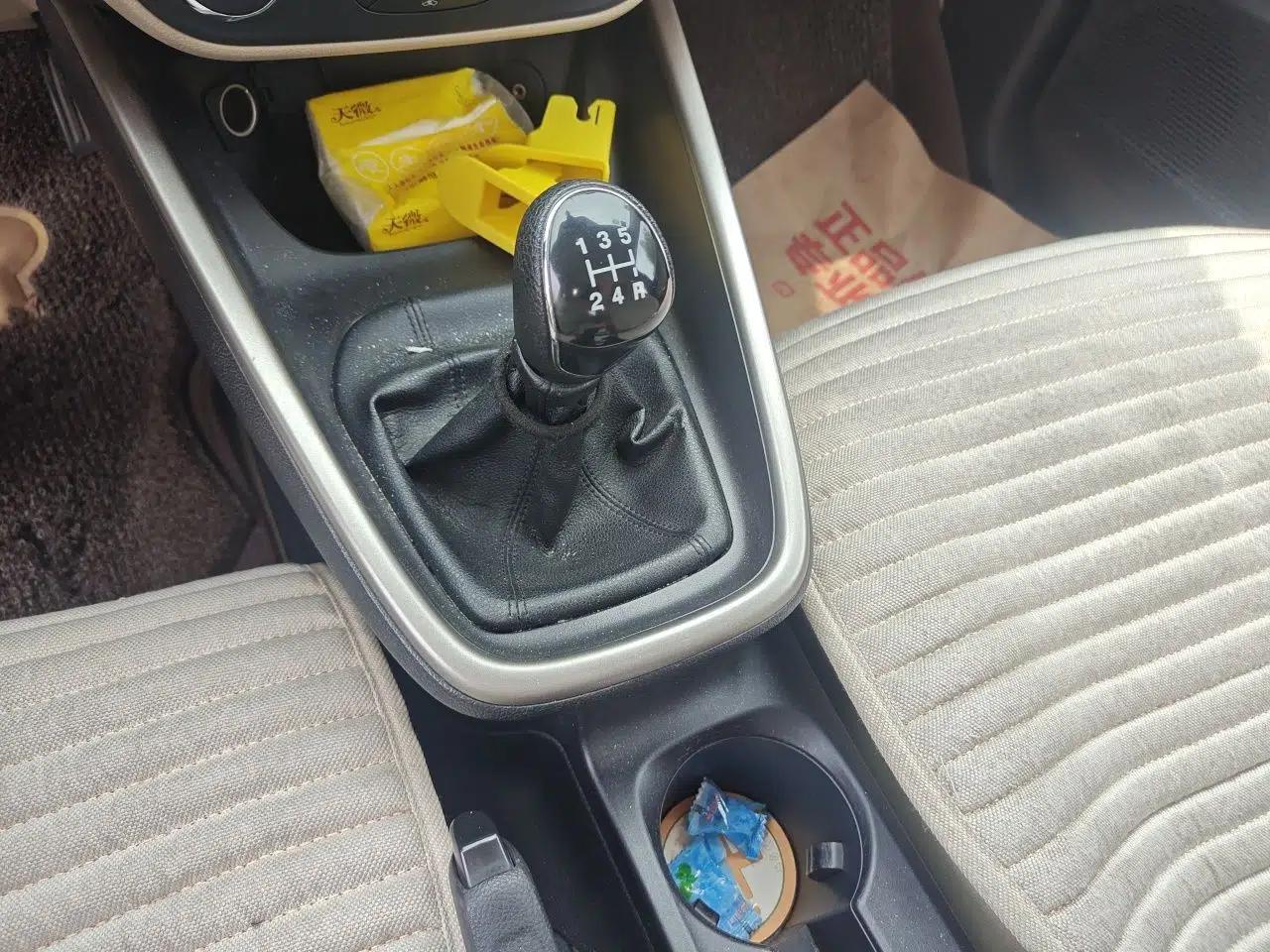 Ford Escort 2015 1.5L Manual Comfort Model — миниатюра 14