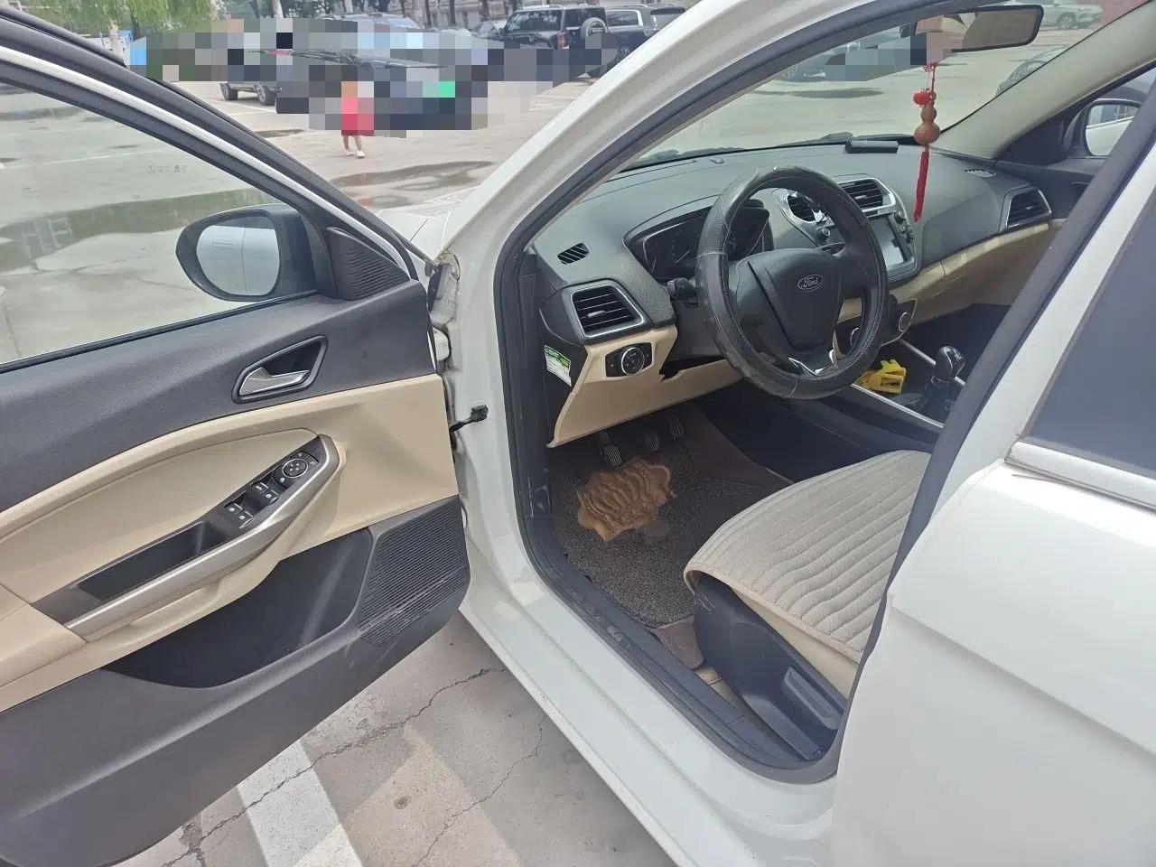 Ford Escort 2015 1.5L Manual Comfort Model — миниатюра 16