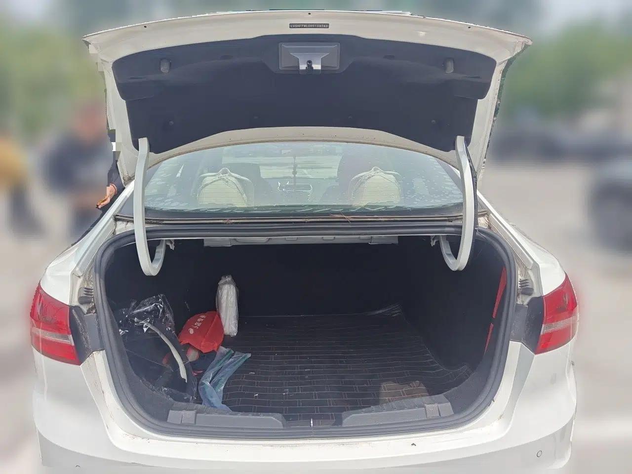 Ford Escort 2015 1.5L Manual Comfort Model — миниатюра 19
