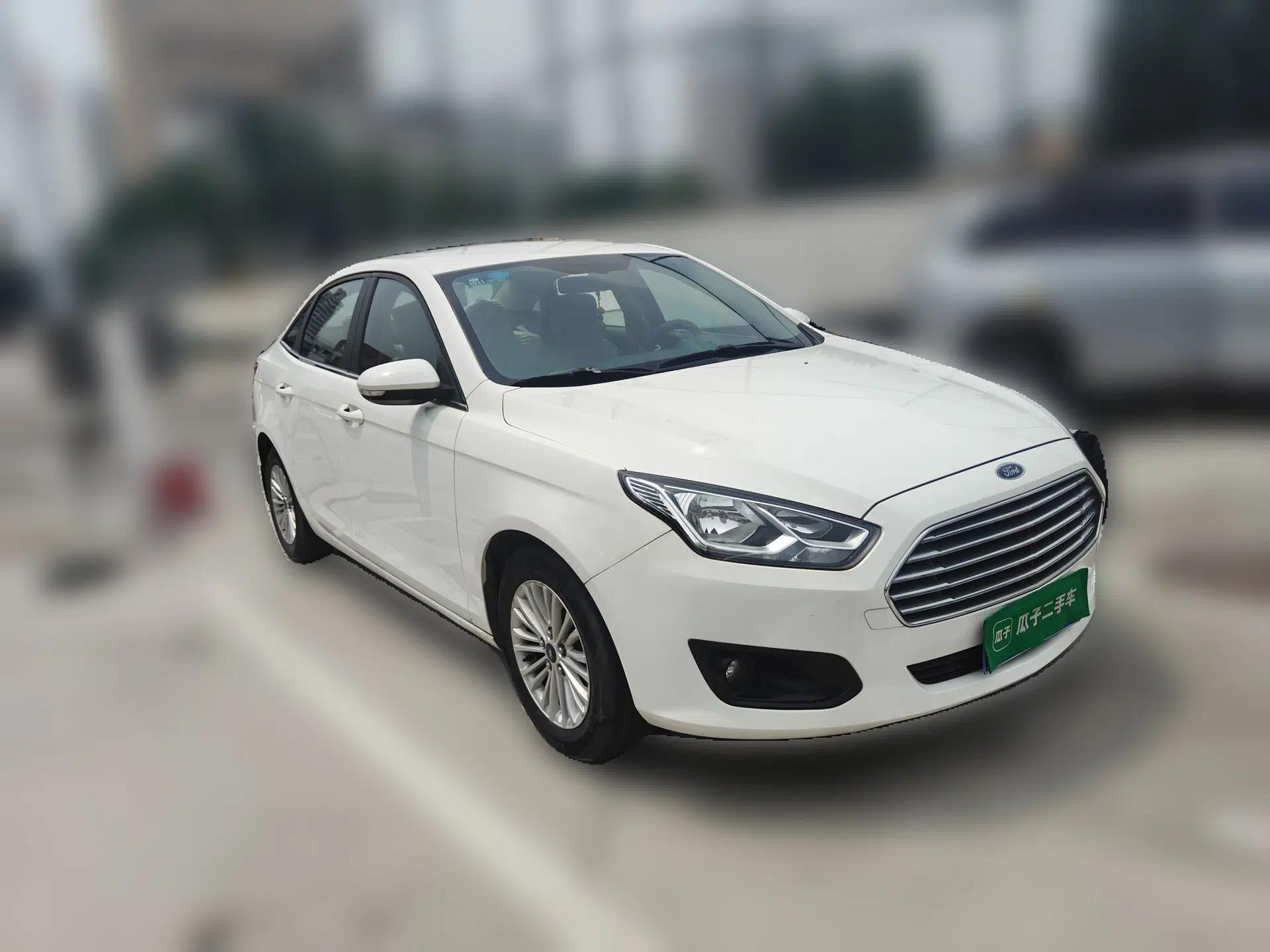 Ford Escort 2015 1.5L Manual Comfort Model — миниатюра 3