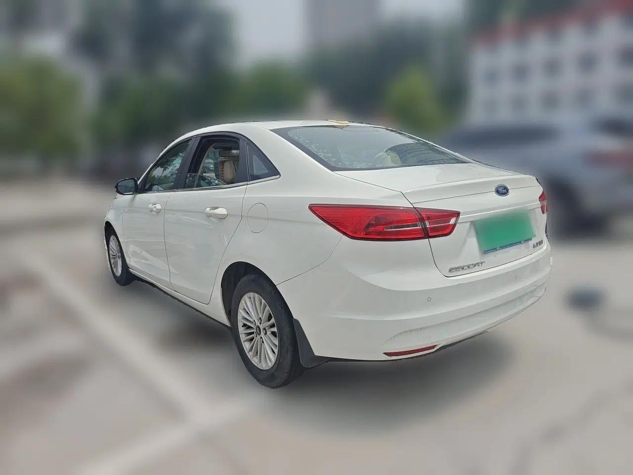 Ford Escort 2015 1.5L Manual Comfort Model — миниатюра 4
