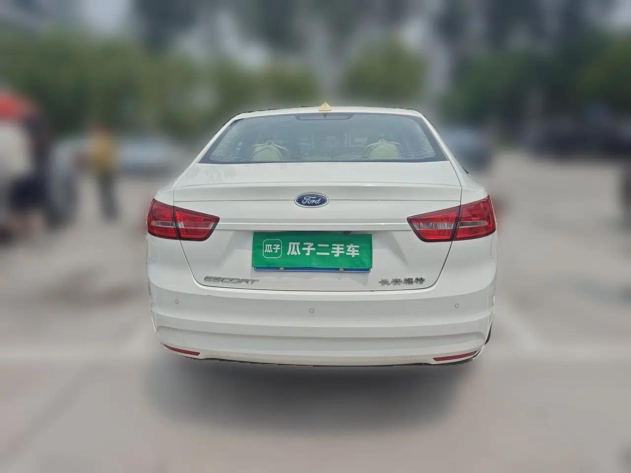 Ford Escort 2015 1.5L Manual Comfort Model — миниатюра 5