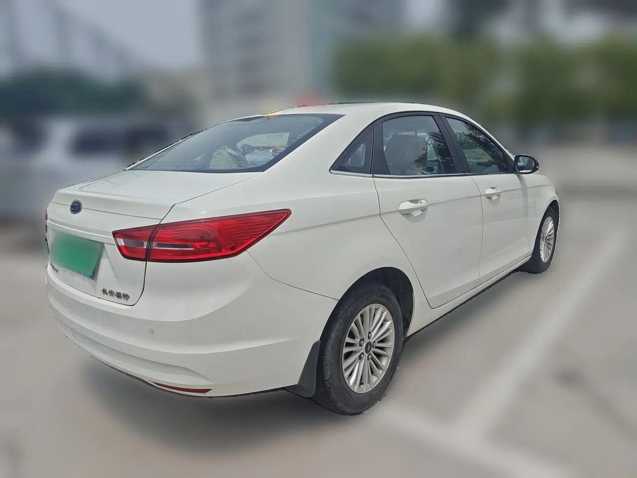 Ford Escort 2015 1.5L Manual Comfort Model — миниатюра 6
