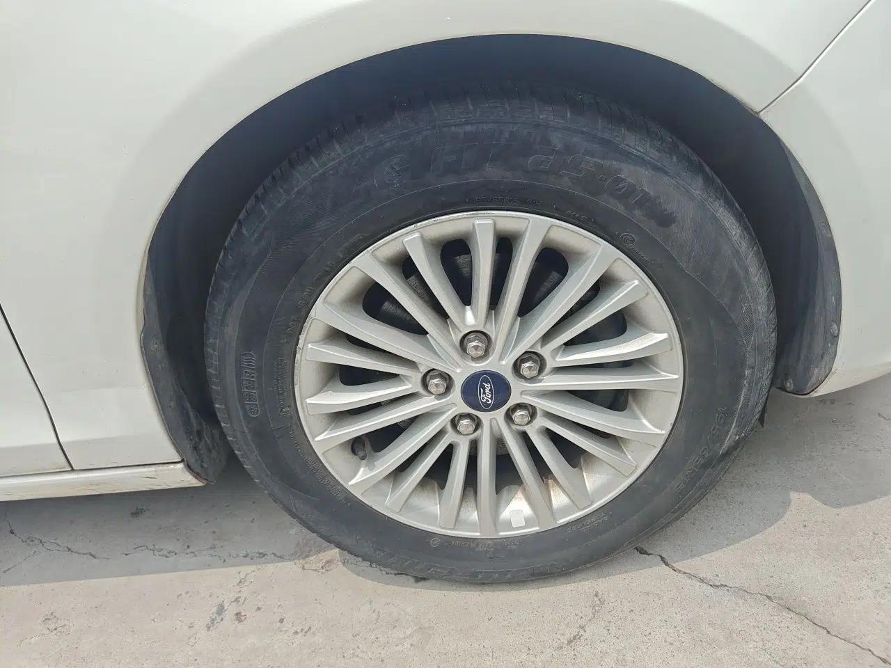 Ford Escort 2015 1.5L Manual Comfort Model — миниатюра 8