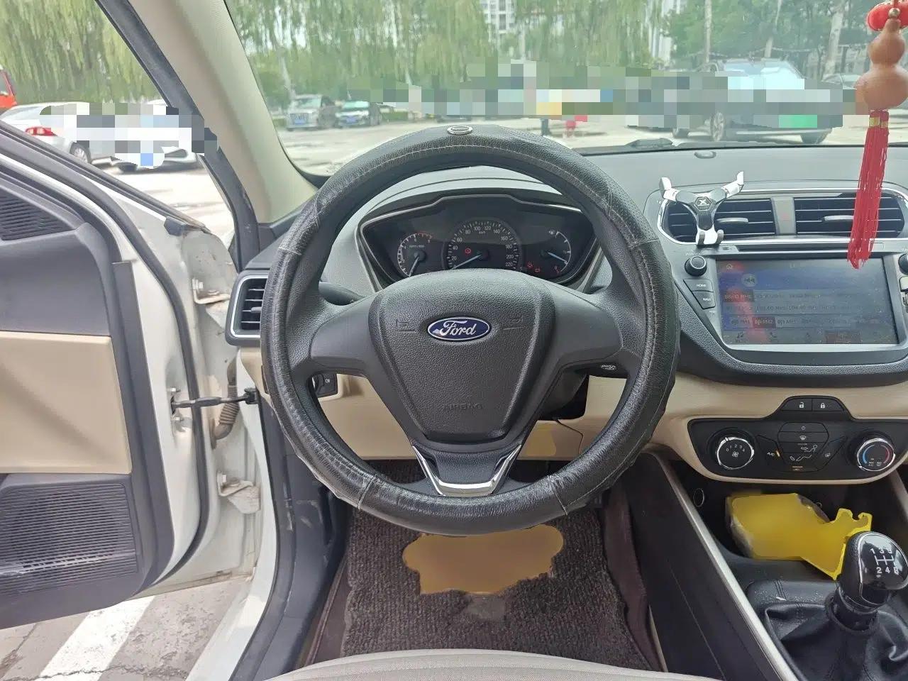 Ford Escort 2015 1.5L Manual Comfort Model — миниатюра 10