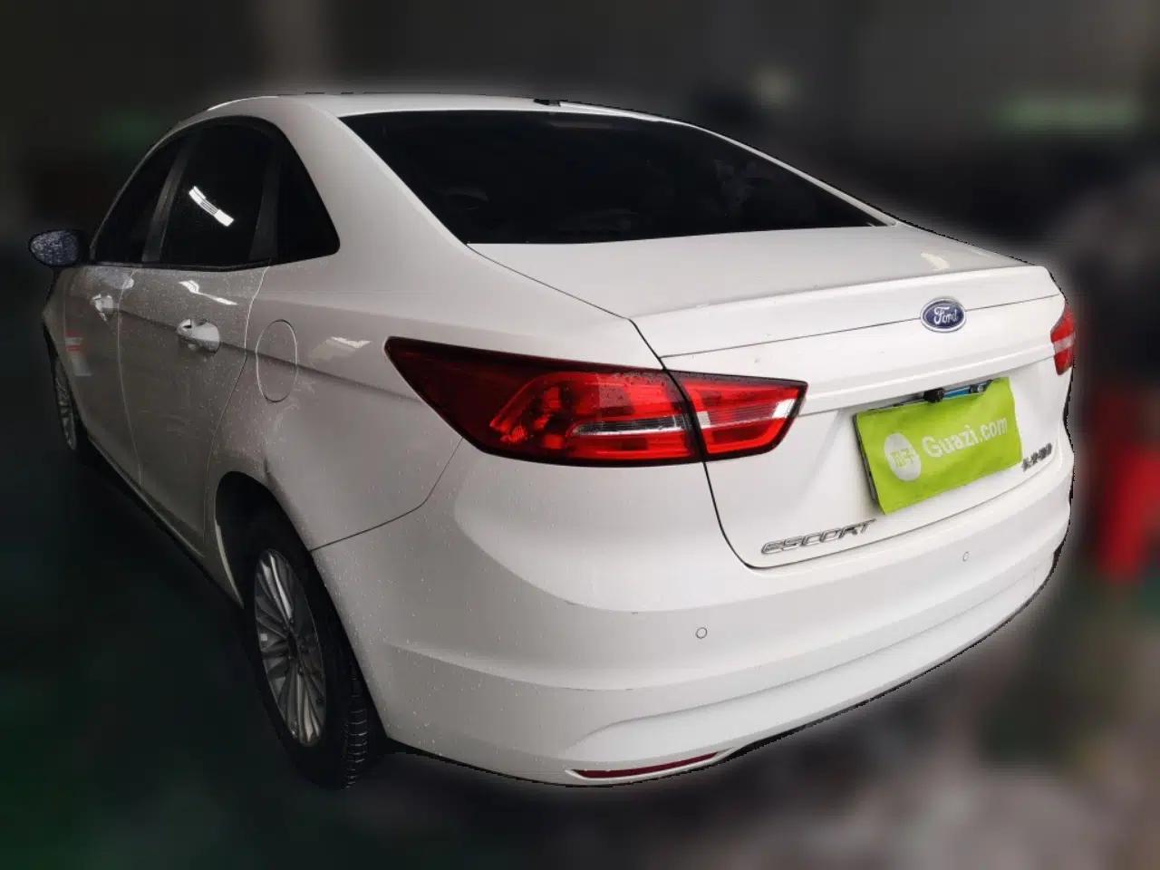 Ford Escort 2015 1.5L Automatic Comfort Edition — миниатюра 4