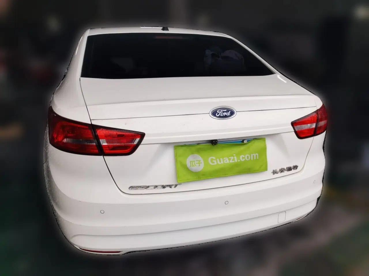 Ford Escort 2015 1.5L Automatic Comfort Edition — миниатюра 5