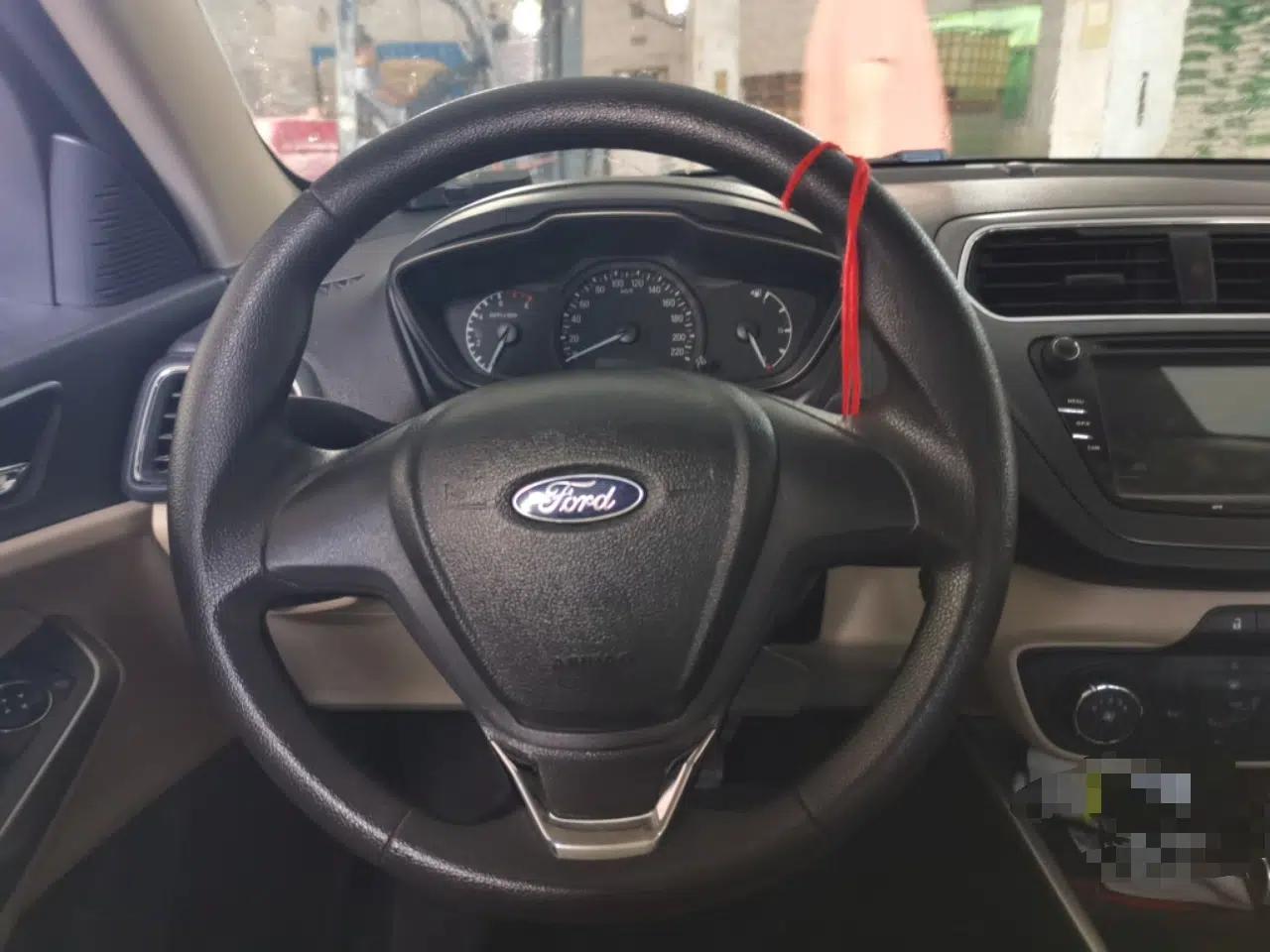 Ford Escort 2015 1.5L Automatic Comfort Edition — миниатюра 10