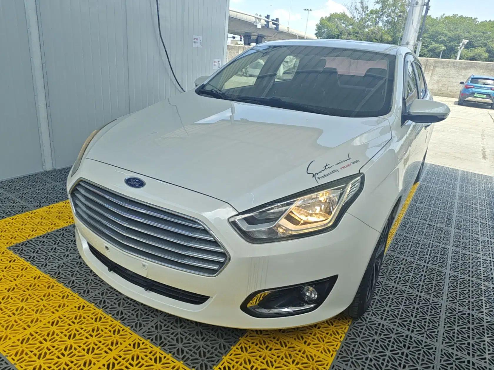 Ford Escort 2015 1.5L Automatic Fashion Model — миниатюра 1