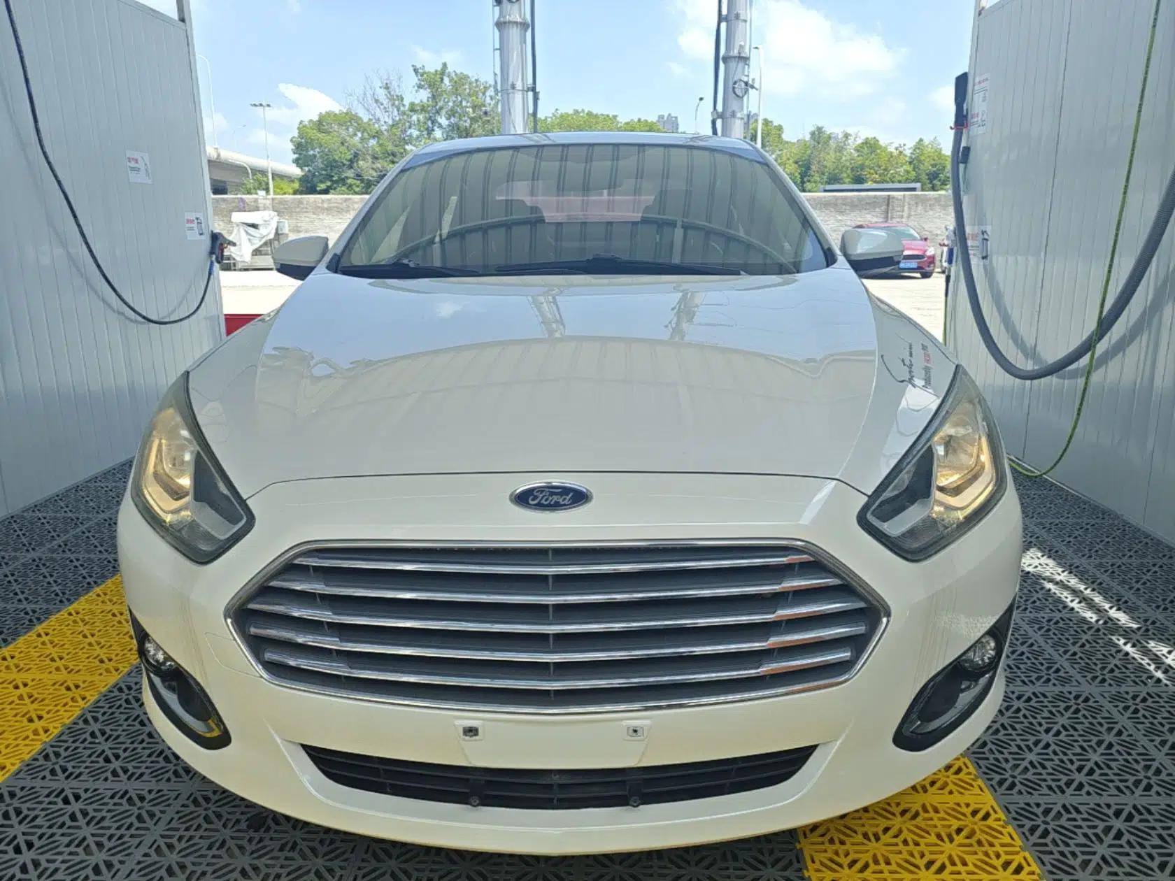 Ford Escort 2015 1.5L Automatic Fashion Model — миниатюра 2