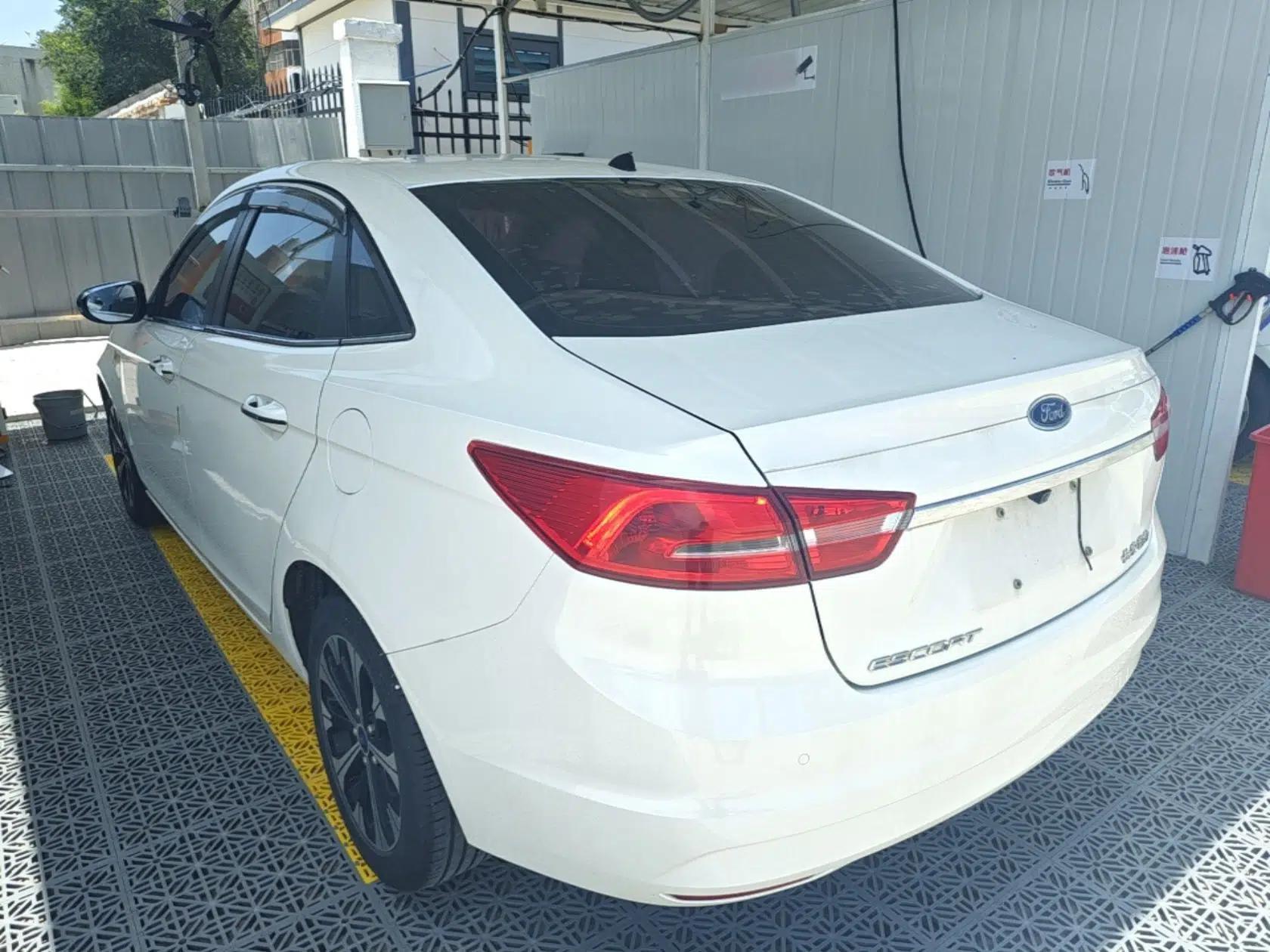 Ford Escort 2015 1.5L Automatic Fashion Model — миниатюра 4