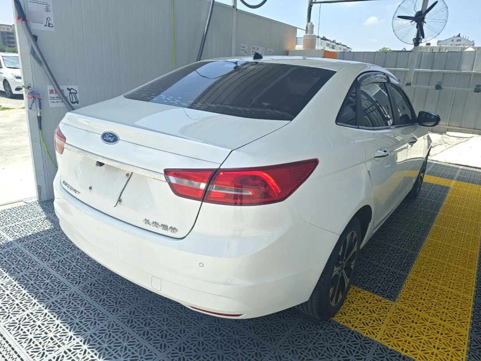 Ford Escort 2015 1.5L Automatic Fashion Model — миниатюра 6