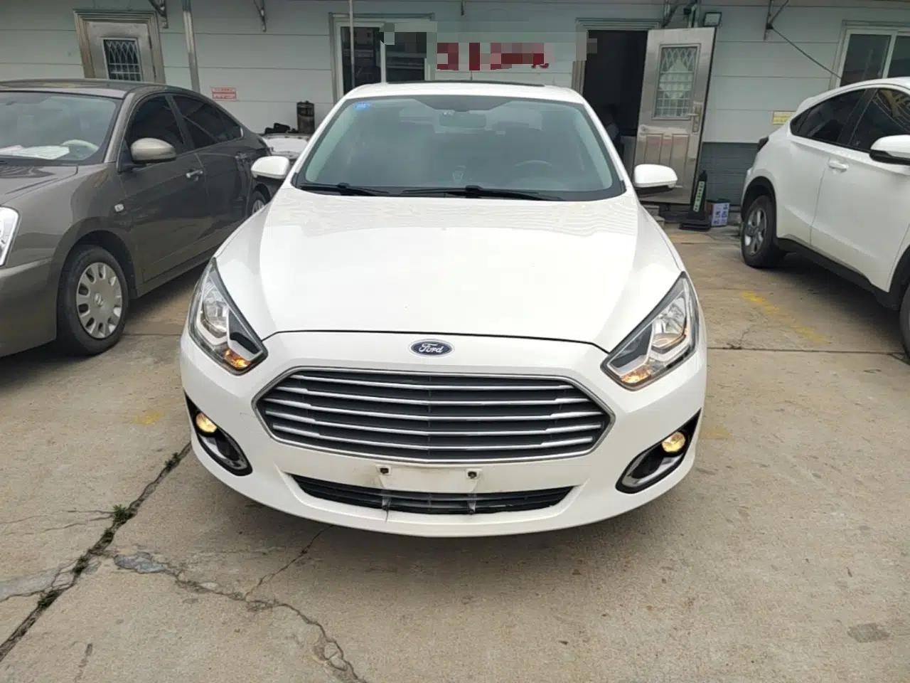 Ford Escort 2015 1.5L Automatic Fashion Model — миниатюра 2