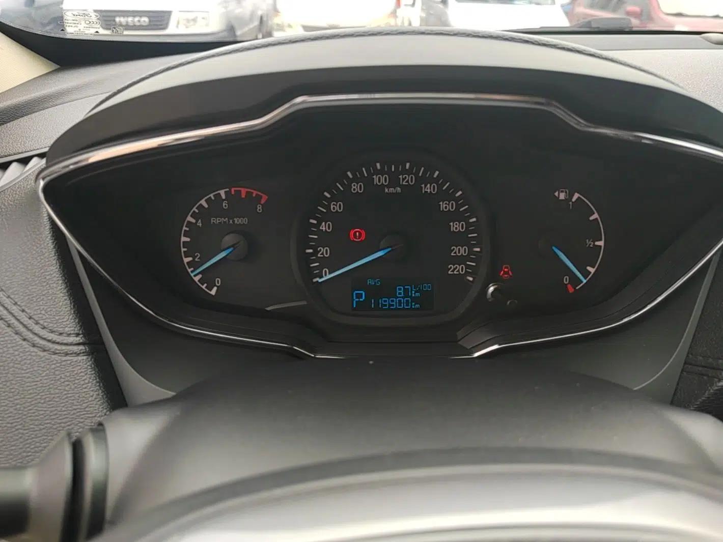 Ford Escort 2015 1.5L Automatic Fashion Model — миниатюра 14