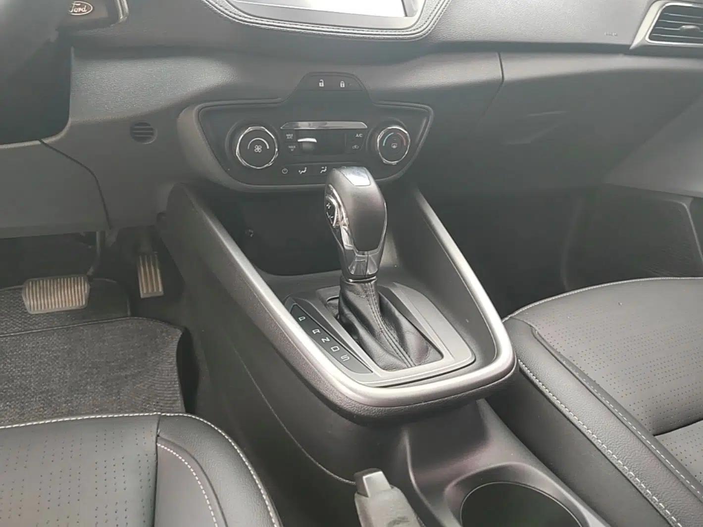 Ford Escort 2015 1.5L Automatic Fashion Model — миниатюра 16