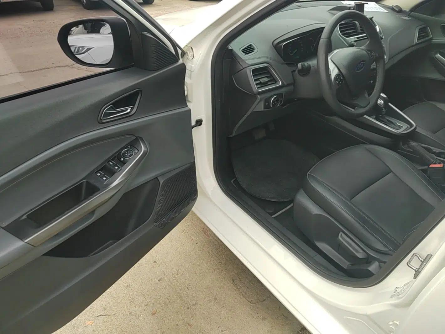 Ford Escort 2015 1.5L Automatic Fashion Model — миниатюра 18