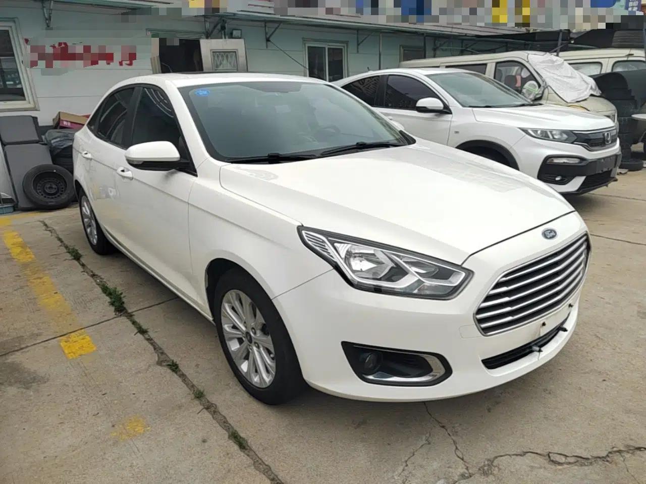 Ford Escort 2015 1.5L Automatic Fashion Model — миниатюра 3
