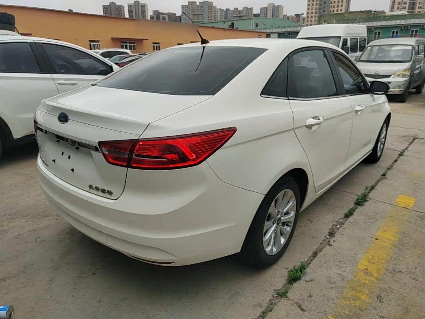 Ford Escort 2015 1.5L Automatic Fashion Model — миниатюра 6