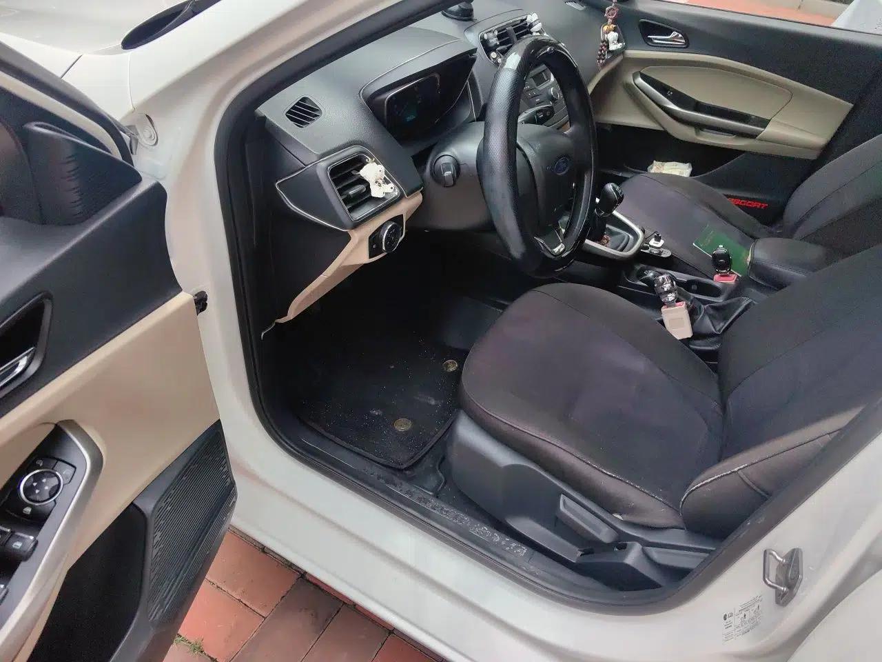 Ford Escort 2015 1.5L Manual Comfort Model — миниатюра 16
