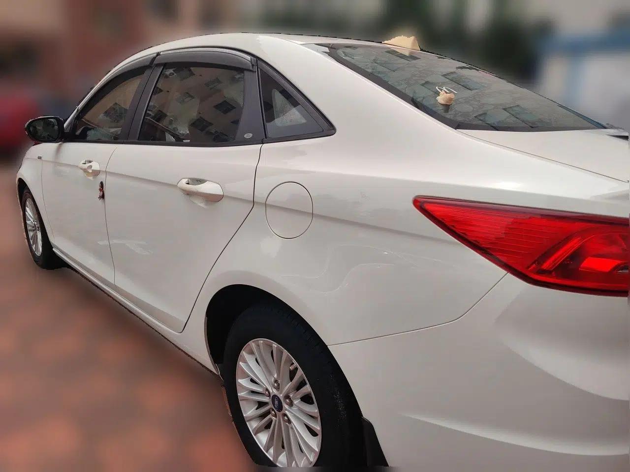 Ford Escort 2015 1.5L Manual Comfort Model — миниатюра 4