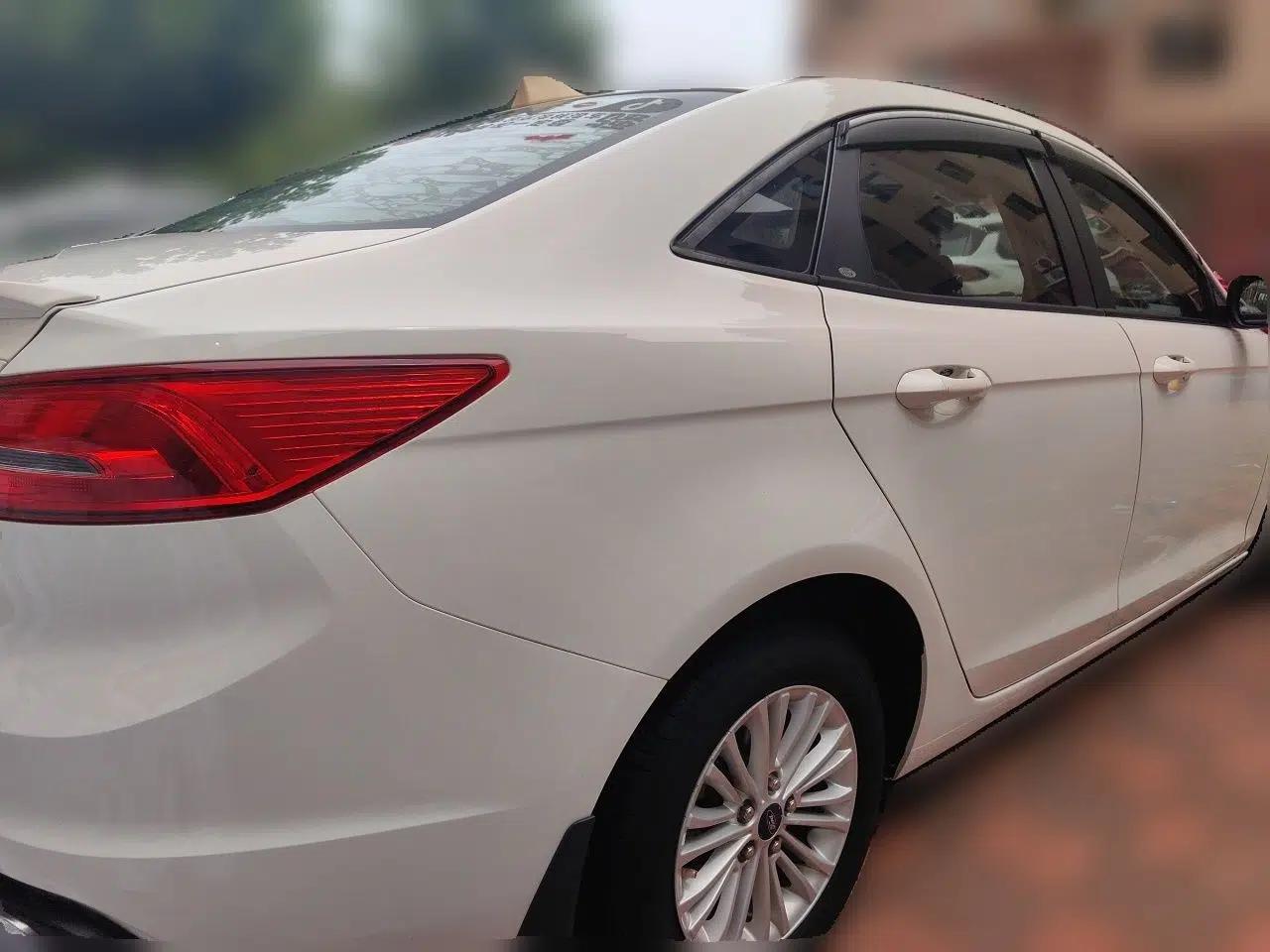 Ford Escort 2015 1.5L Manual Comfort Model — миниатюра 6