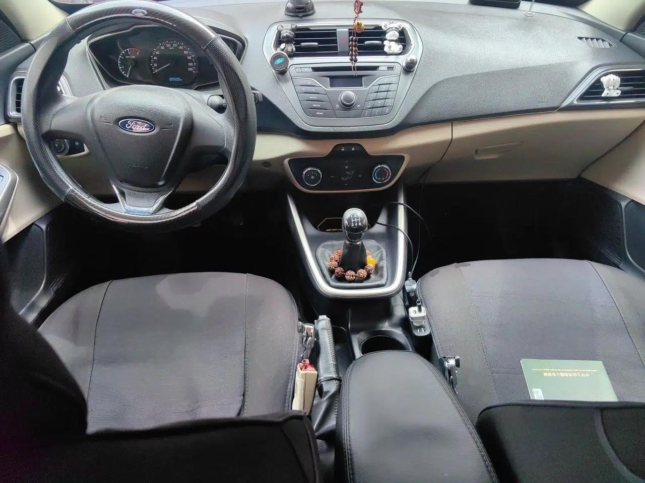 Ford Escort 2015 1.5L Manual Comfort Model — миниатюра 9