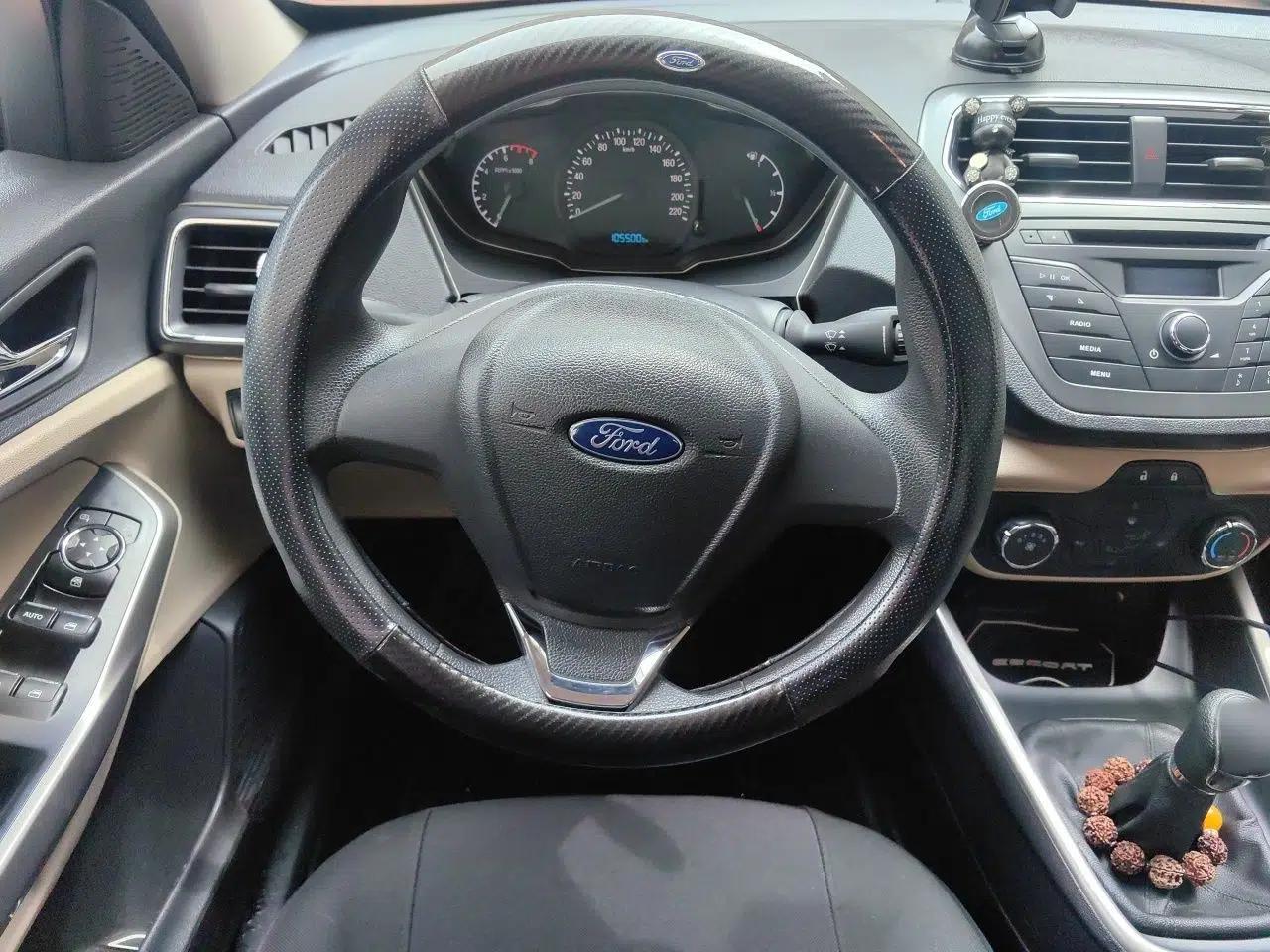 Ford Escort 2015 1.5L Manual Comfort Model — миниатюра 10