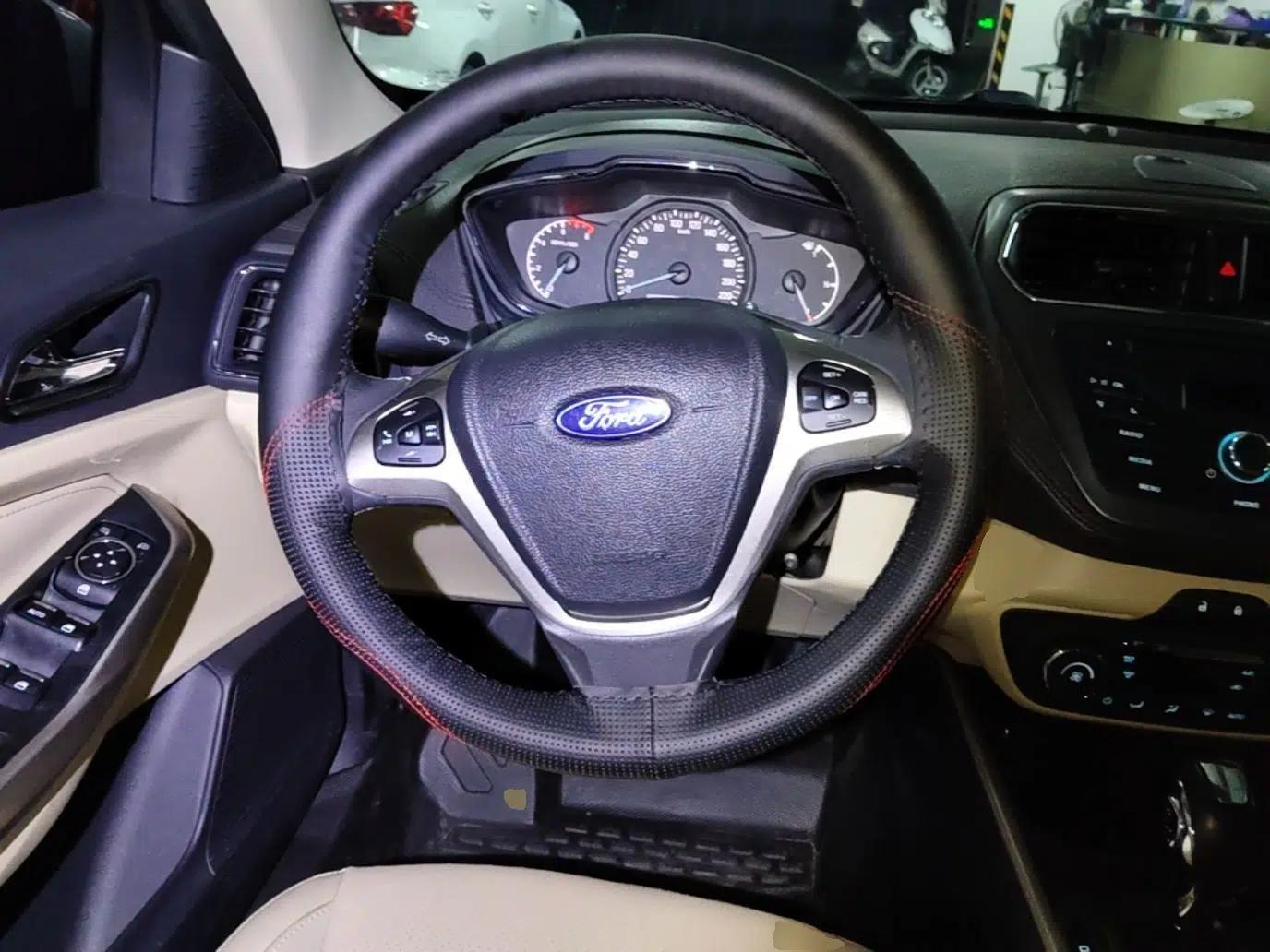 Ford Escort 2015 1.5L Automatic Fashion Model — миниатюра 13