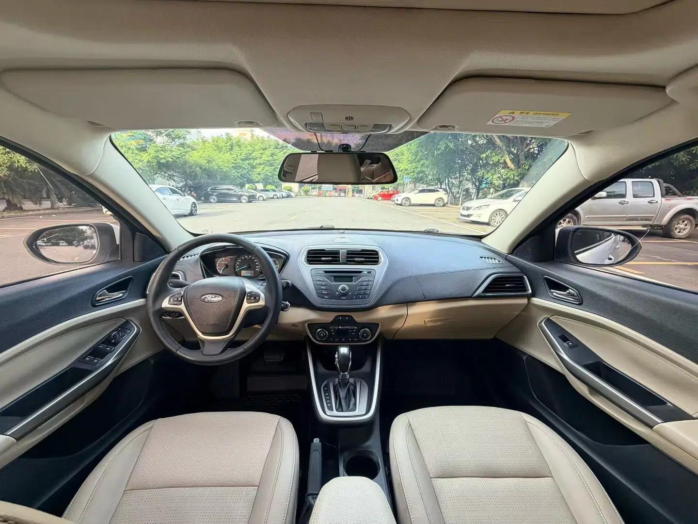 Ford Escort 2015 1.5L Automatic Fashion Model — миниатюра 15