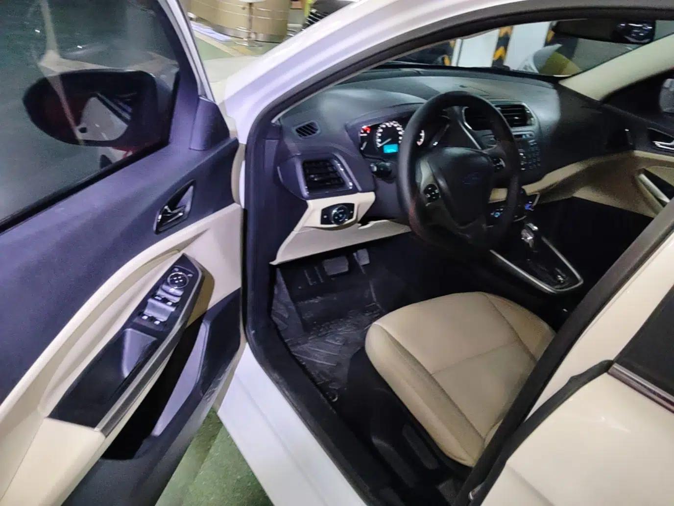 Ford Escort 2015 1.5L Automatic Fashion Model — миниатюра 18