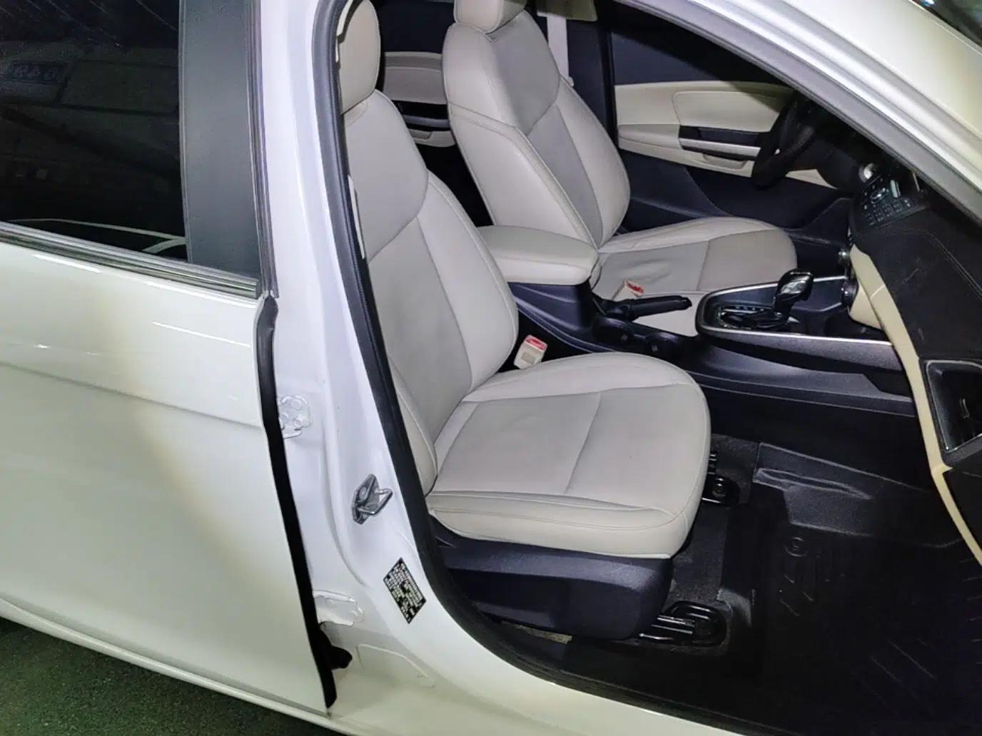 Ford Escort 2015 1.5L Automatic Fashion Model — миниатюра 19