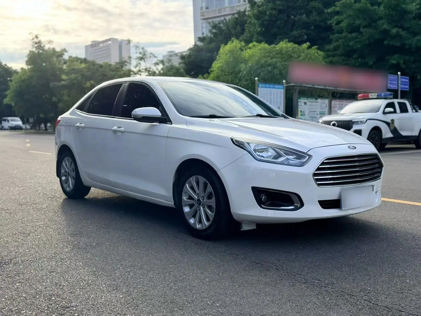 Ford Escort 2015 1.5L Automatic Fashion Model — миниатюра 3