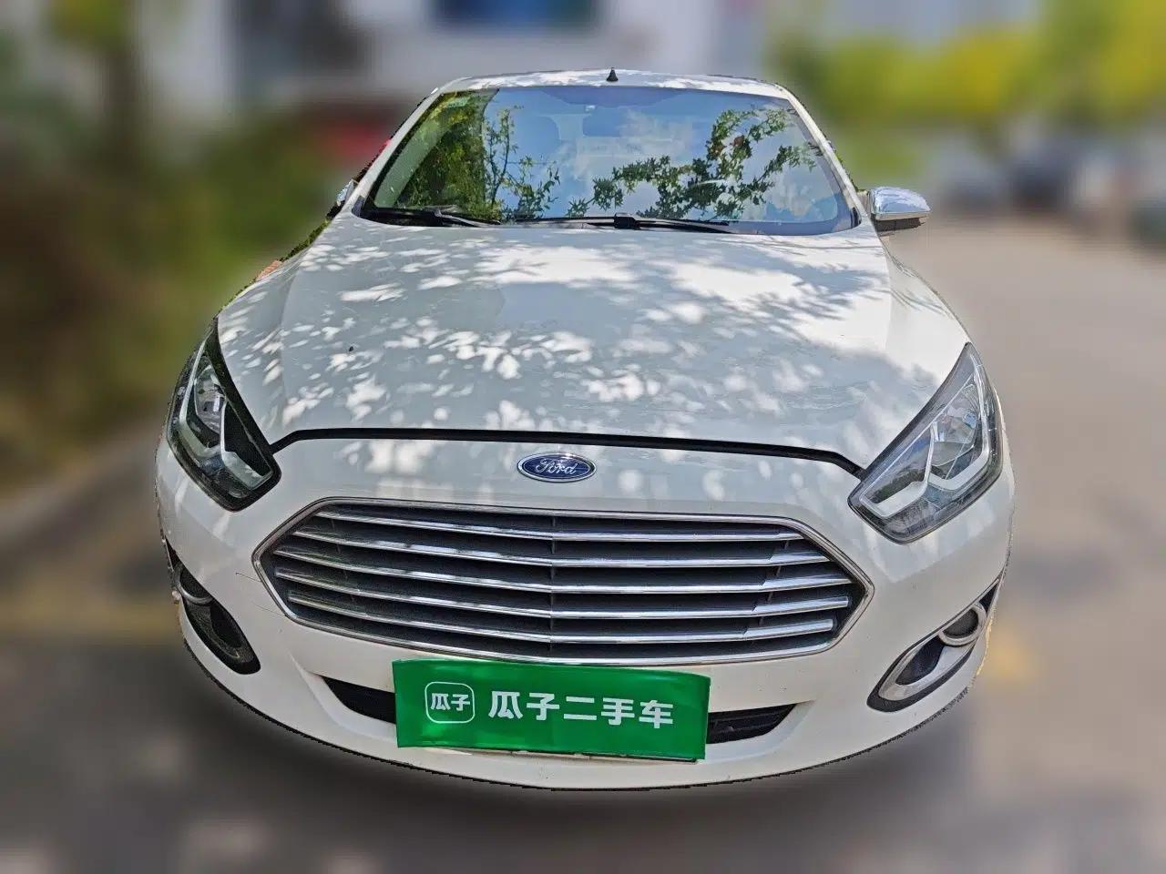 Ford Escort 2015 1.5L Manual Comfort Model — миниатюра 2